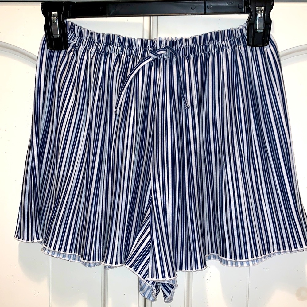 Zara Kids navy and white accordion shorts. EUC.